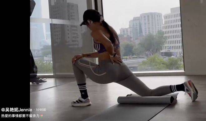 看着小刚挺进娇妻的体内